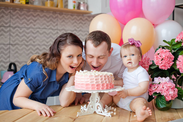 Aile masada, doğum günü pastası ve balonlarla. - Fotoğraf, Görsel