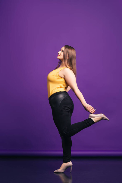 Plus size fashion model in casual clothes, fat woman on purple background, body positive concept - Fotó, kép