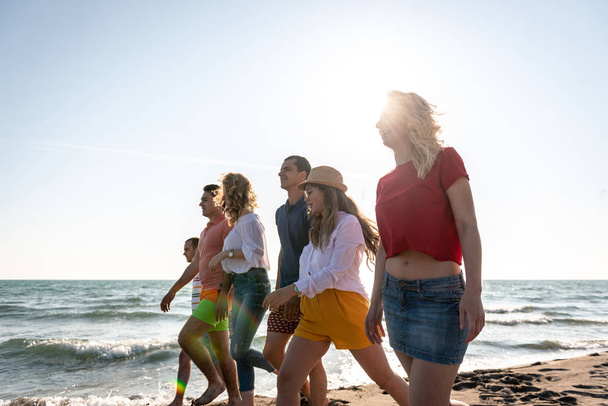 Summer holidays, vacation and beach activities - friends on the beach - Valokuva, kuva