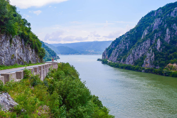 Demir Kapı veya Cerdap Vadisi - Sırbistan ve Romanya sınırındaki Cerdap Ulusal Parkı 'ndaki Tuna Nehri' ni tıka basa dolduruyor. Burası Avrupa 'daki en büyük ve en uzun vadinin en dar noktası. Sırbistan 'dan Görünüm - Fotoğraf, Görsel