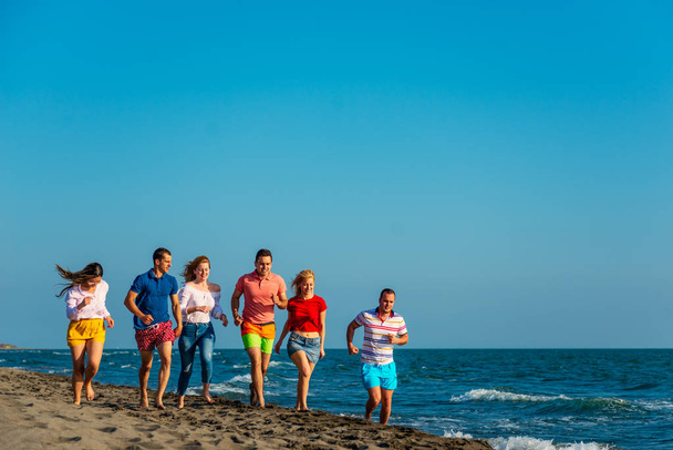 Καλοκαιρινές διακοπές, διακοπές και δραστηριότητες στην παραλία - φίλοι στην παραλία - Φωτογραφία, εικόνα