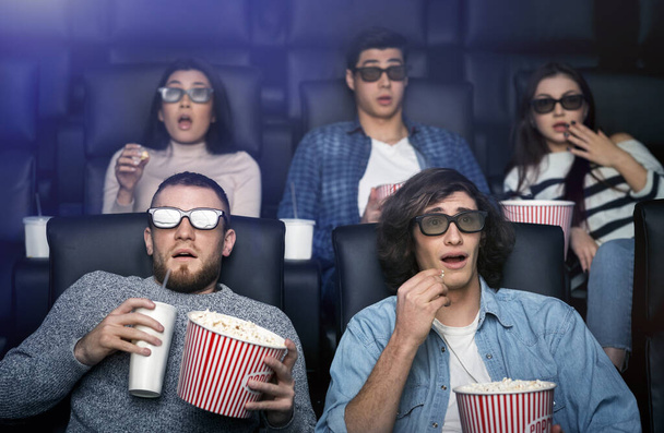Налякані люди в 3D окулярах дивитися фільм жахів у кіно
 - Фото, зображення