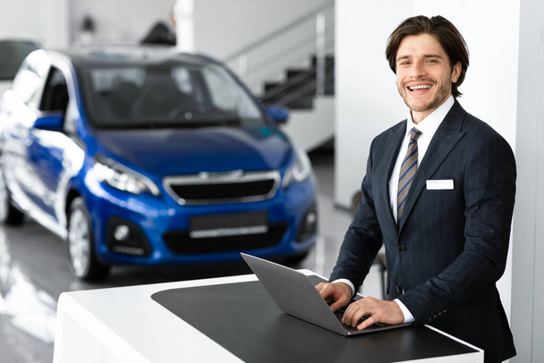 Directeur des ventes de voitures debout dans le bureau de concessionnaire de luxe
 - Photo, image
