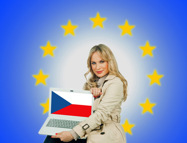 Çek Cumhuriyeti bayrağı ile laptop tutan kadın - Fotoğraf, Görsel