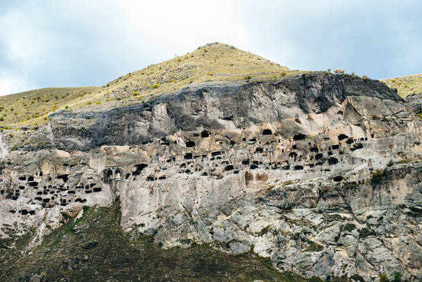 widok na Vardzia, miasto zbudowane w skale w Gruzji. - Zdjęcie, obraz