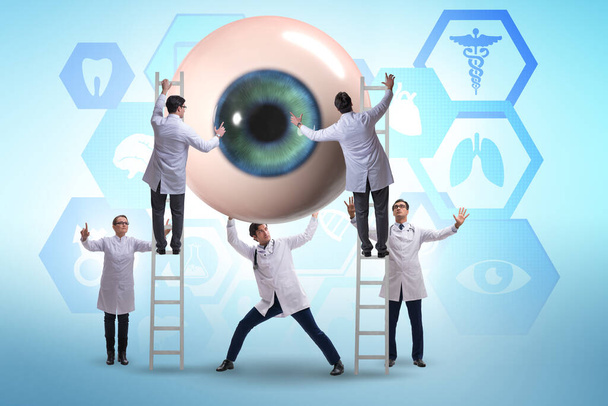 Доктор вивчає гігантське око в медичній концепції
 - Фото, зображення