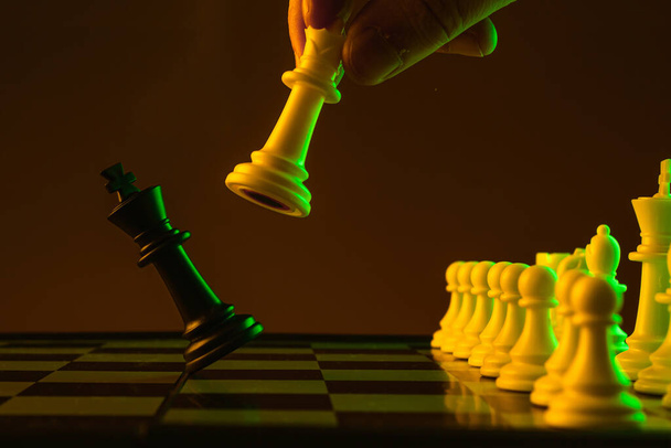 Крупный план руки делает ход, шах и мат, шахматы, шахматы, игры, конфронтации. карьера, продвижение по службе, победа над кризисом
 - Фото, изображение