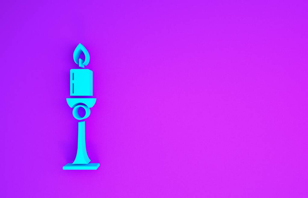 Голубая горящая свеча в подсвечнике на фиолетовом фоне. Старомодная зажженная свеча. Цилиндрическая свеча с горящим пламенем. Концепция минимализма. 3D-рендеринг - Фото, изображение
