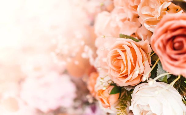 Umělé květiny dekorace pozadí v retro klasické tón barvy pro pozdrav karty nebo oslavy design akce - Fotografie, Obrázek