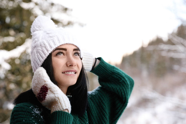 Portrait of beautiful young woman on winter day - Foto, Imagem