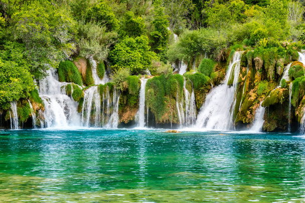 Vodopády Krka v národním parku Krka, Chorvatsko. Skradinski buk je nejdelší vodopád na řece Krce s čistou vodou a hustým lesem. Dlouhá expozice - Fotografie, Obrázek