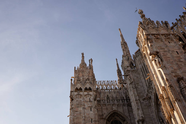 Duomo di Milano (Milan Katedrali) İtalya 'nın en popüler turistik yerlerinden biridir. - Fotoğraf, Görsel