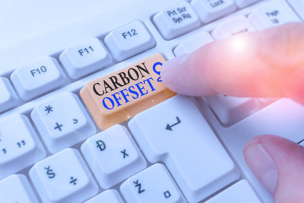 Käsitteellinen käsin kirjoittaminen osoittaa Carbon Offset. Business photo showcasing Hiilidioksidi- tai muiden kaasupäästöjen vähentäminen
. - Valokuva, kuva