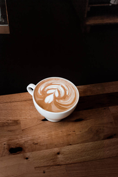 Cafe 'de Latte Art ile bir fincan kahve - Fotoğraf, Görsel
