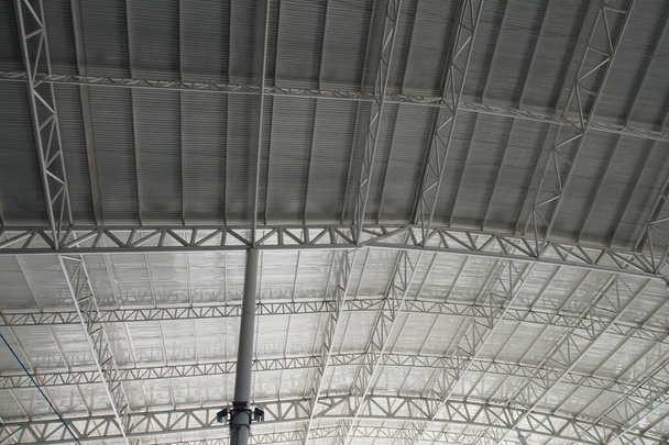 Конструкция купола крыши, холст и металлический лист для мероприятия, Пустые внутренние мероприятия и парковка, копировальное пространство
 - Фото, изображение