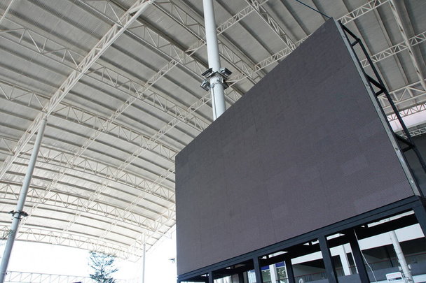 Конструкция "Купол крыши", холст и металлический лист для мероприятия, пустая внутренняя деятельность и выставка парковки, экран LED-телевизора для рекламы копировального пространства
 - Фото, изображение