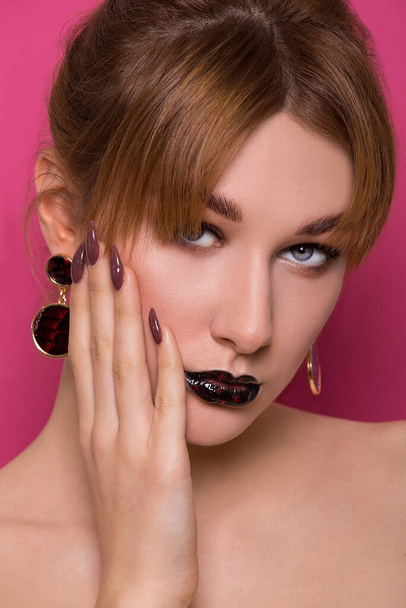 A beautiful young girl of European appearance with beautiful make-up on a pink background. Beauty Shooting - Foto, Imagem