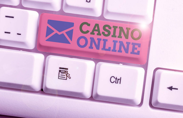 Woord schrijven tekst Casino Online. Business concept voor gokkers kunnen spelen en wedden op casinospellen via online. - Foto, afbeelding