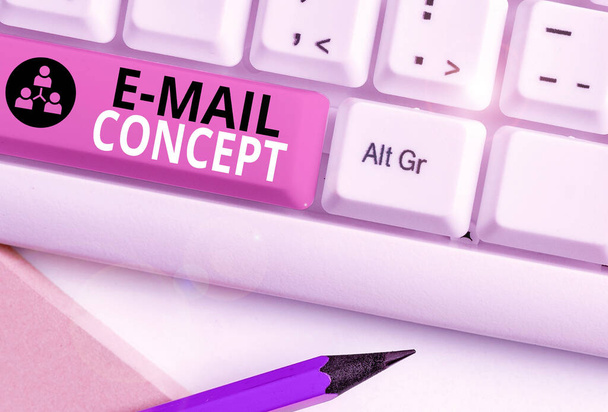 Word σύνταξη κειμένου E Mail Concept. Επιχειρηματική έννοια για την αλληλουχία των προσπαθειών μάρκετινγκ για να φτάσει στον πελάτη μέσω ηλεκτρονικού ταχυδρομείου. - Φωτογραφία, εικόνα