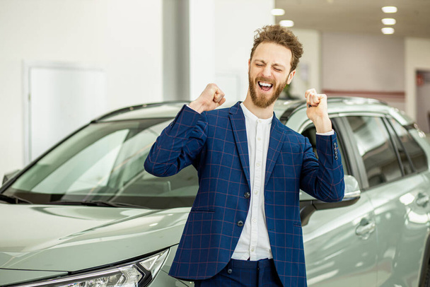 emotional funny young man got his new car - Foto, afbeelding
