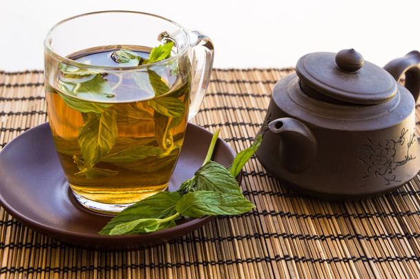 πράσινο τσάι και τα φύλλα της μέντας σε ένα γυαλί Κύπελλο - Φωτογραφία, εικόνα