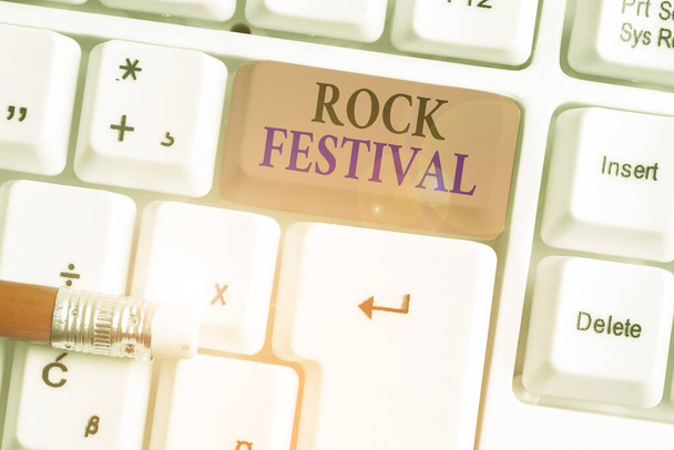 Schreiben Notiz zeigt Rock Festival. Business-Foto zeigt großes Rockmusik-Konzert mit Schwermetall-Genre. - Foto, Bild