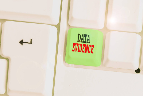 Tekstimerkki, jossa näkyy Data Evidence. Käsitteellinen valokuva merkityksellinen ja esittää todisteet, jotka tukevat päätelmää
. - Valokuva, kuva
