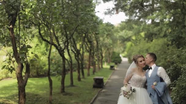 Молодожёны. Кавказский жених с невестой в парке. Свадебная пара. Счастливая семья
 - Кадры, видео