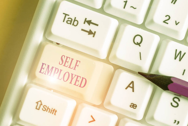 Письменный почерк Self Employed. Концепция подразумевает владельца бизнеса, а не работодателя фрилансера
. - Фото, изображение