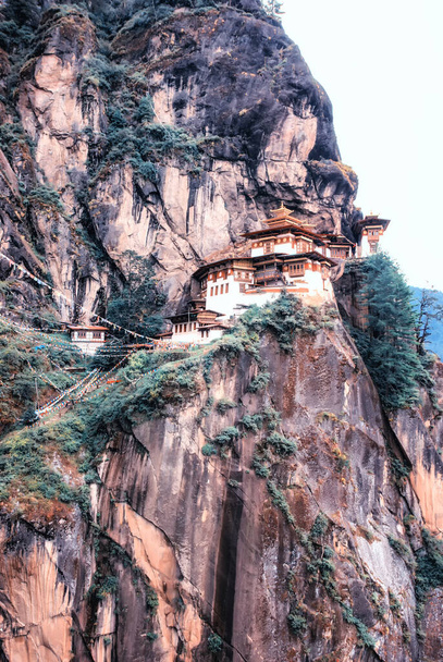 タクタンパルプ修道院としても知られているパロ・タクタング寺院とタイガーの巣は有名なヒマラヤの仏教の聖地であり、寺院複合体はブータンのパロ渓谷の上の崖側に位置しています。. - 写真・画像