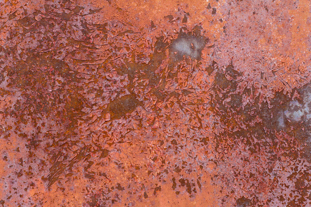 ブラウンとパープルのラスティブラウンの抽象的な質感。錆びついた金属の背景。錆びた金属製の壁。赤い塗料の残骸と錆びた金属表面. - 写真・画像