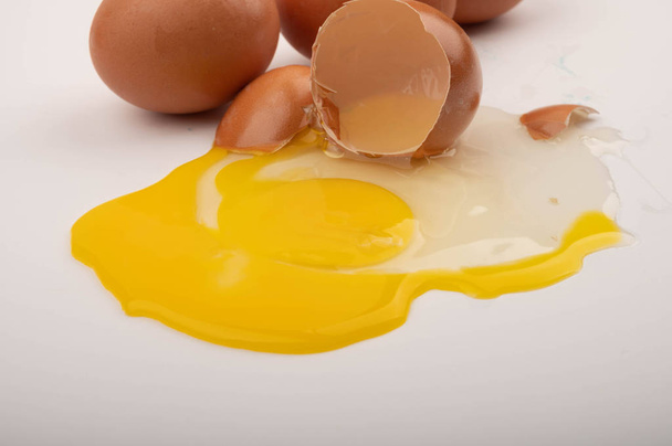 Œuf de poulet et œufs cassés sur fond blanc. Gros plan
 - Photo, image