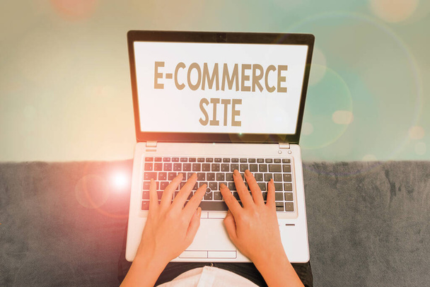 Текст почерка E Commerce Site. Концепция, означающая деятельность по покупке или продаже товаров на интернет-сервисах
. - Фото, изображение