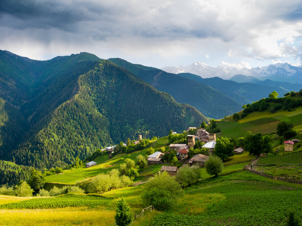 Paysage du village Ieli à Svaneti
 - Photo, image