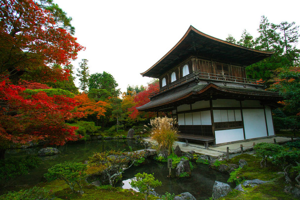 Ginkaku-ji (chrám stříbrného pavilonu), oficiálně nazývaný Jisho-ji (chrám zářící milosti), chrám zenu v sakijském okrsku Kjóto, Kansai, Japonsko - Fotografie, Obrázek