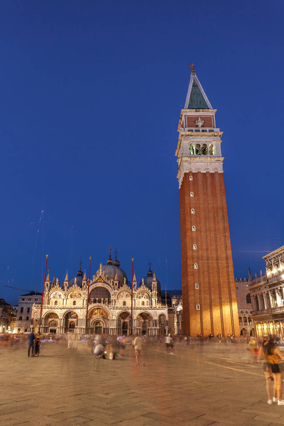 Venedik, İtalya 'da geceleri Piazza San Marco' daki çan kulesi ve tarihi binalar. Seyahat - Fotoğraf, Görsel