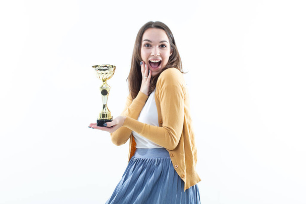 Une fille avec une tasse gagnante. Portrait émotionnel
 - Photo, image