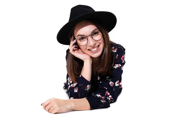 Портрет красивой девушки в шляпе, которая позирует перед камерой с эмоциями
 - Фото, изображение