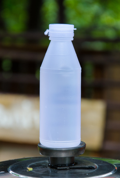 小さなプラスチック製のボトル水 - 写真・画像