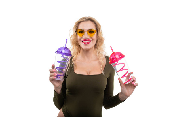 Sexy rubia posando con dos copas de cóctel. Aislado
 - Foto, imagen