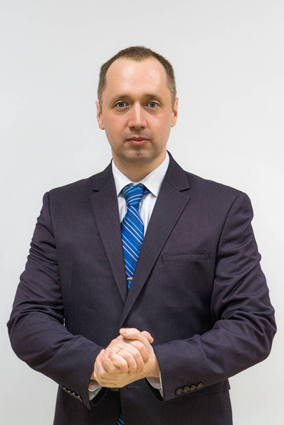 portrét sebevědomého, cílevědomého a úspěšného podnikatele v šedém obleku a modré kravatě - Fotografie, Obrázek