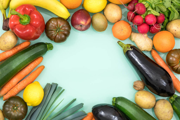 Friss zöldségek és gyümölcsök Friss zöldségek és gyümölcsök üres hellyel középen a szöveg számára - Fotó, kép