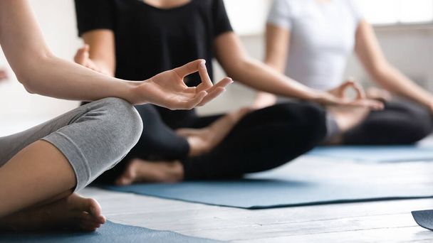 Keskity nainen sormet taitettu mudra ele aikana meditaatio
 - Valokuva, kuva
