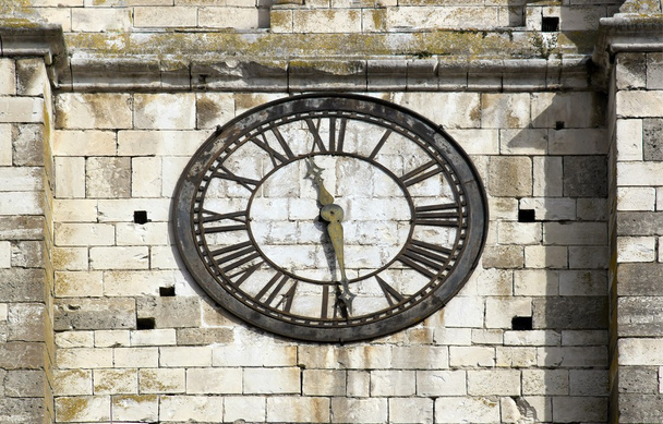 παλιό ρολόι σε ένα καμπαναριό της εκκλησίας, μέτρησης του χρόνου - Φωτογραφία, εικόνα