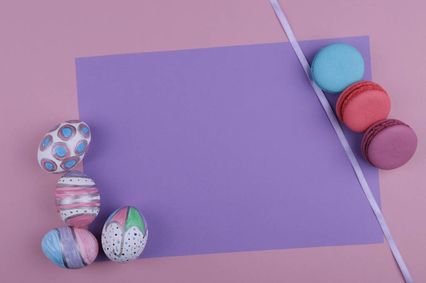 Bemalte Ostereier auf rosa Hintergrund - Foto, Bild