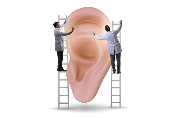 Врач изучает гигантское ухо в медицинской концепции
 - Фото, изображение