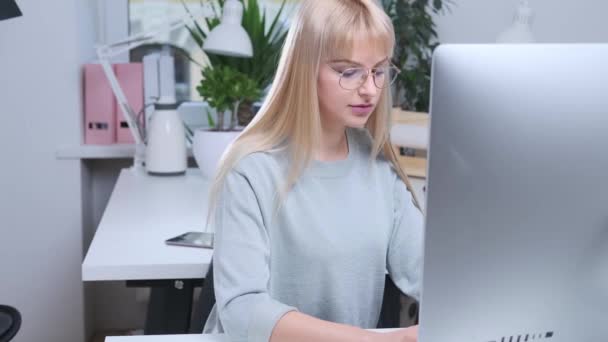 Attractive girl is working in the office - Felvétel, videó