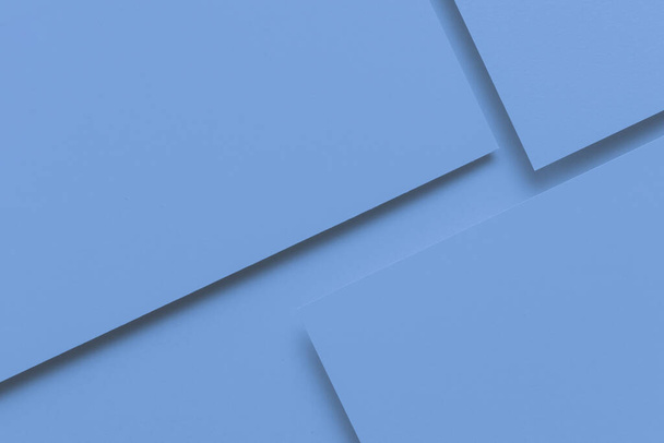 Abstrakcyjne monochromatyczne tło tekstury papieru kreatywnego. Minimalne geometryczne kształty i linie w kolorze jasnoniebieskim - Zdjęcie, obraz