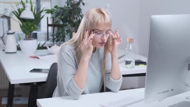 Attractive girl is working in the office - Video, Çekim