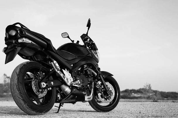 Negro moto deportiva primer plano en la calle
. - Foto, Imagen